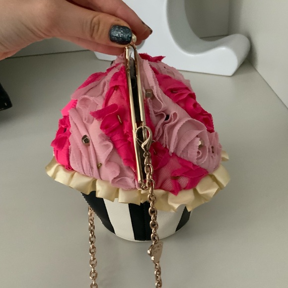 BETSEY JOHNSON “Baking Bad” Cupcake Novelty Crossbody Purse Girly BRAND NEW - Picture 4 of 15